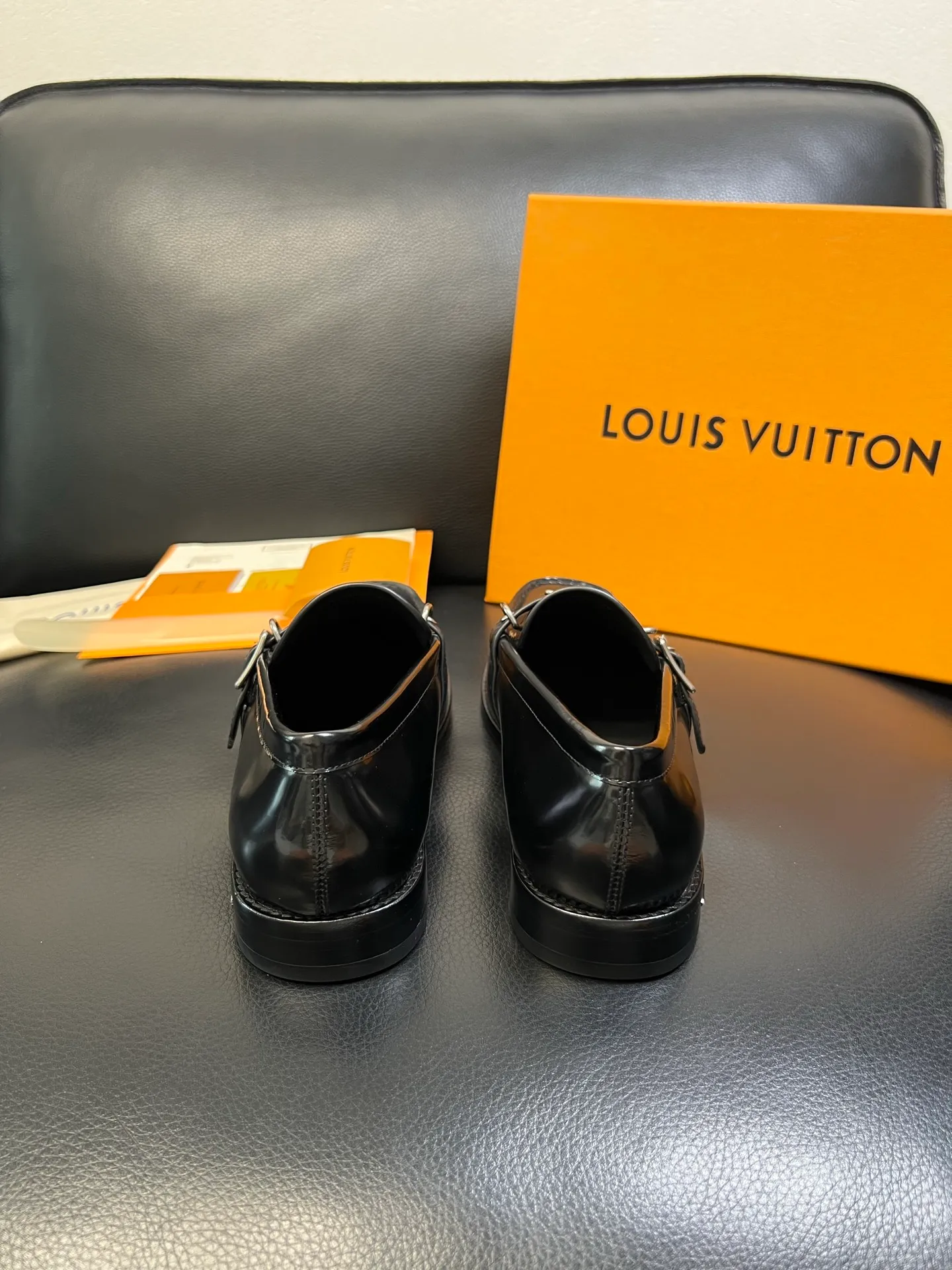 Men's shoes 💰920 Lv high quality top crafts Louis Vuitton leather shoes counter synchronized with original factory configuration, uppers imported from Italy, imported water-dyed cowhide lining, soles: original genuine leather soles specially provided by the original factory, original factory and single goods, welcome to compare, code number 39-44 (customized 38 45 46)